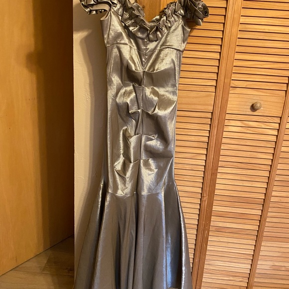 R & M Richard’s Women’s Gown Off The Shoulder Tafetta Size 6 Metallic Champagne - Picture 5 of 8